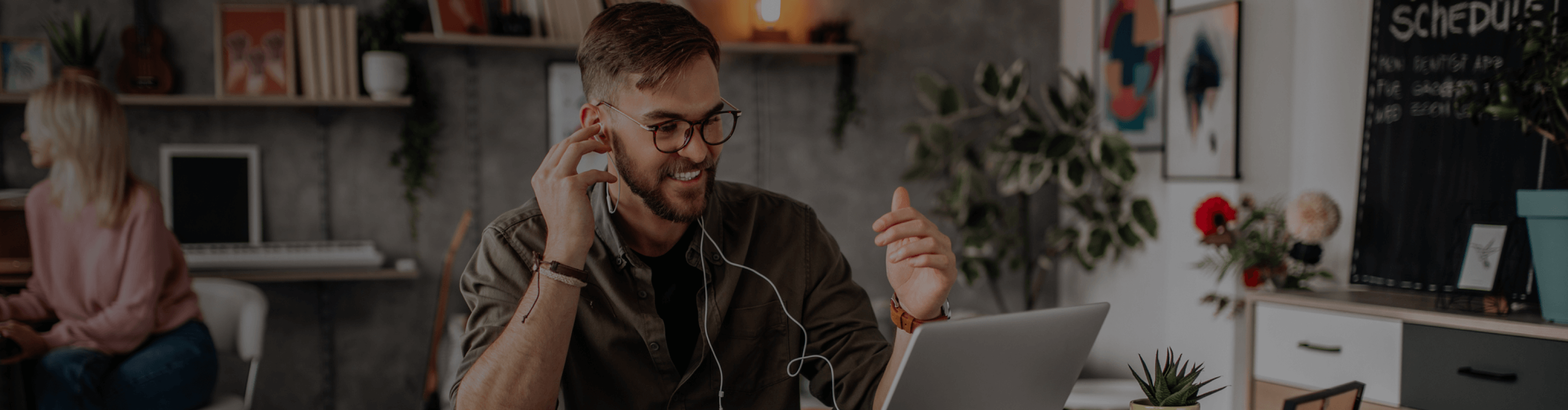 Mujer sonriendo en su computador